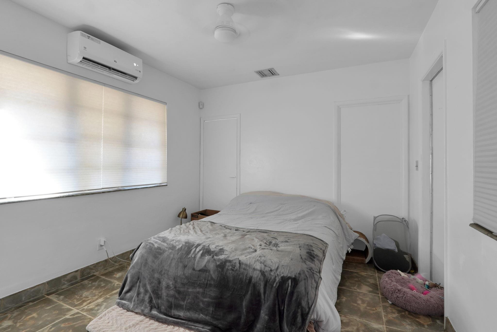 Hollywood 1-21 B - Residential