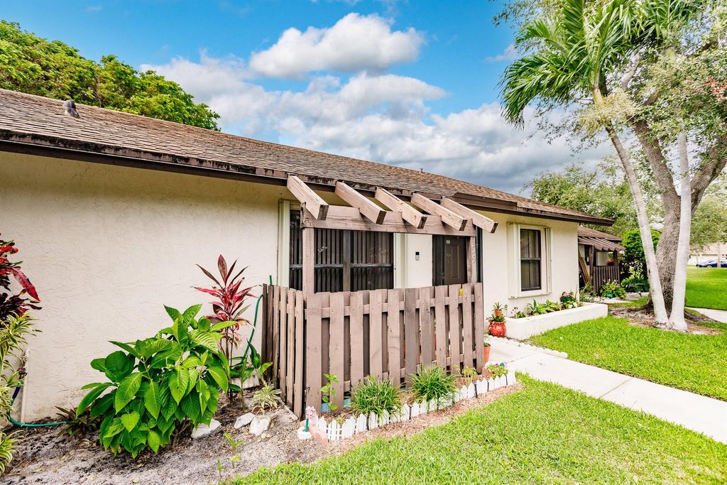 Photo of 59 Via De Casas Norte, Boynton Beach, FL 33426 (MLS # R10933997)
