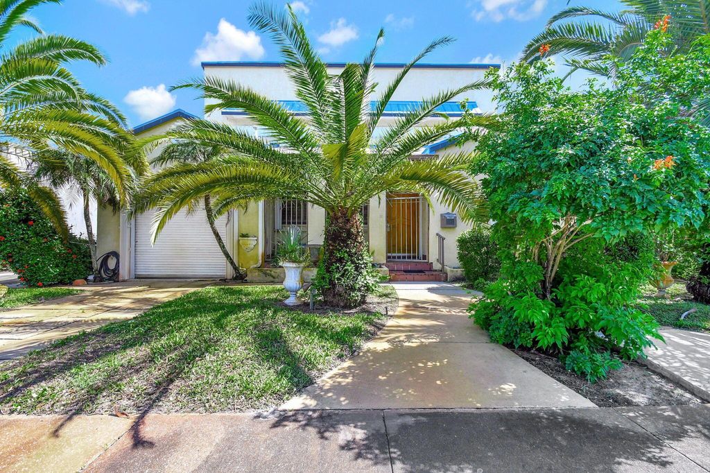 Photo of 124 S Palmway, Lake Worth Beach, FL 33460 (MLS # R11028914)