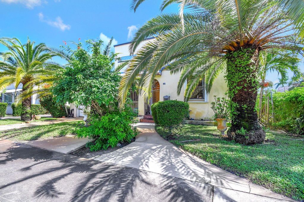 Photo of 124 S Palmway, Lake Worth Beach, FL 33460 (MLS # R11028914)