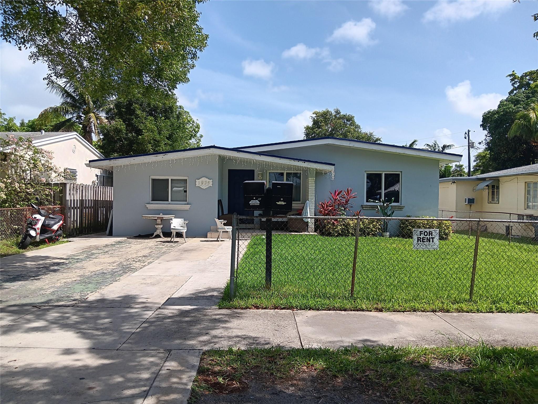 Beautiful rental 3 bedrooms 2 bathroom ....Main bedroom is huge!....in Hollywood, close to shopping! Great quiet area! Plenty of parking! Full Washer and Dryer! Must see!