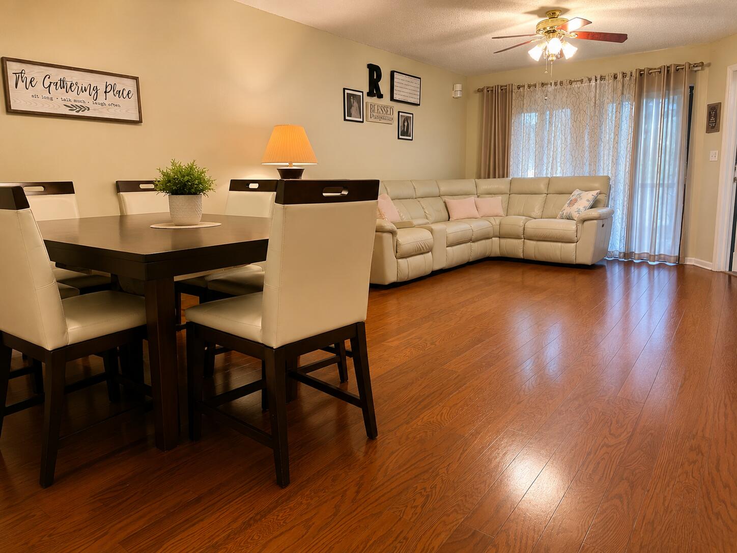 Properties 404 HARBOUR POINTE Way