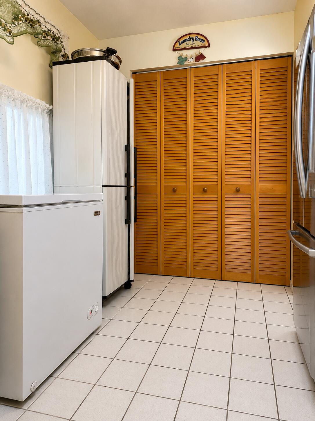 Properties 404 HARBOUR POINTE Way