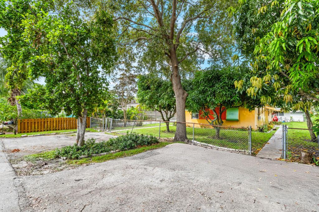 Photo of 213 NE 9th Street, Delray Beach, FL 33444 (MLS # R11045880)