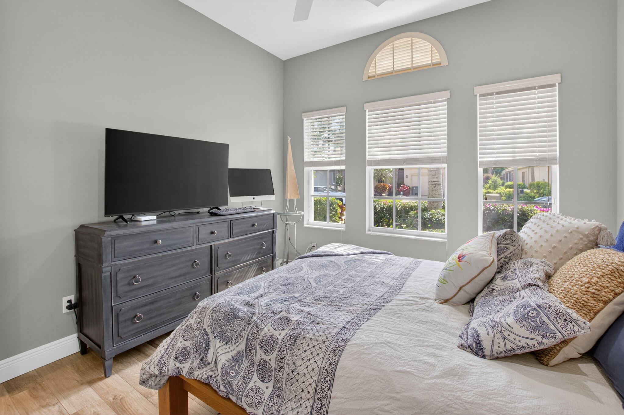 VALENCIA SHORES 5 - Residential