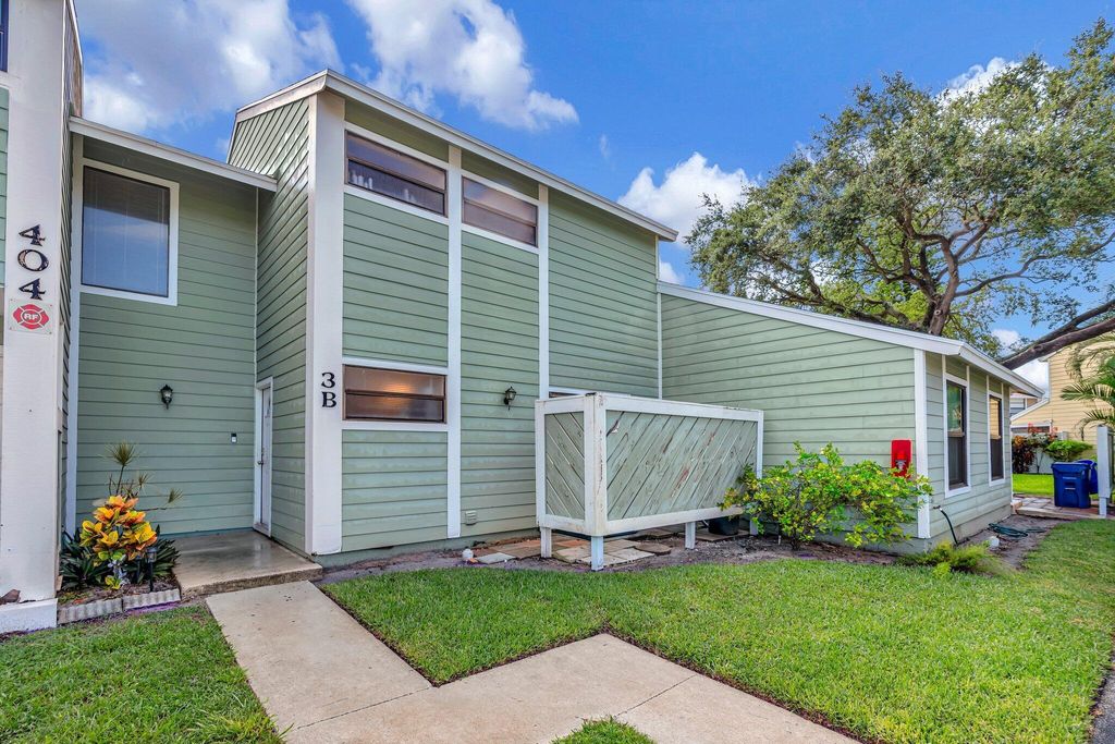 Photo of 404 Lakewood Court #3b, Jupiter, FL 33458 (MLS # R11001090)