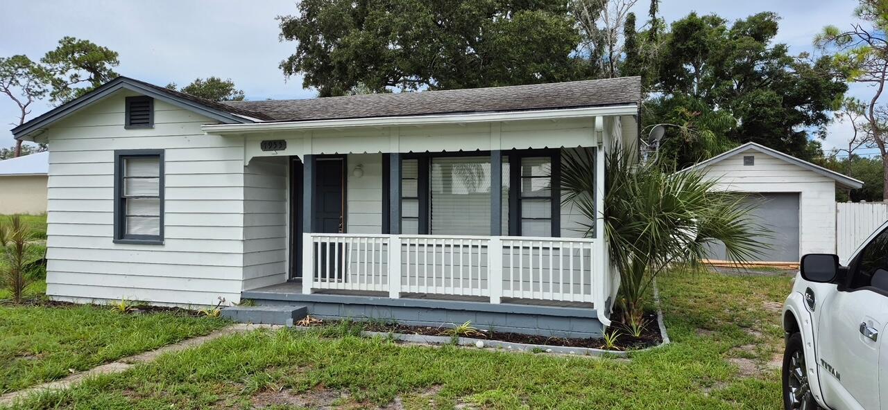 Available for immediate occupancy, beautiful 2 bedrooms, 1 bath, fence backyard