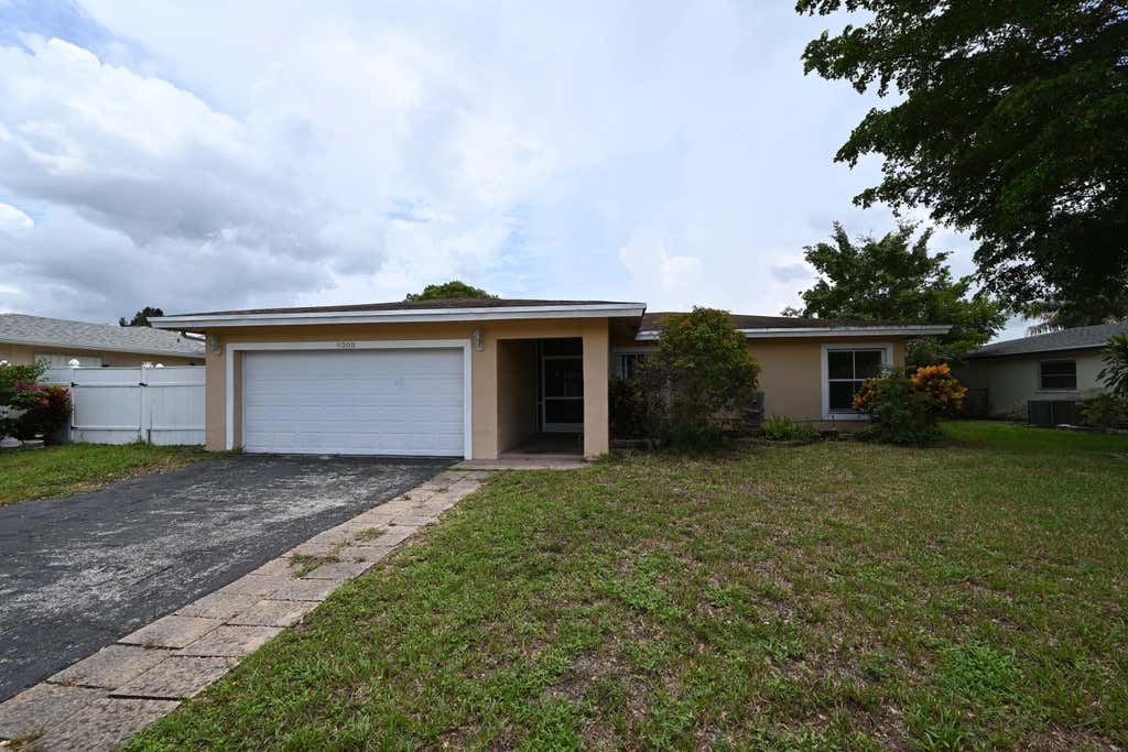 Photo of 8208 NW 75TH Avenue, Tamarac, FL 33321 (MLS # B26060309)