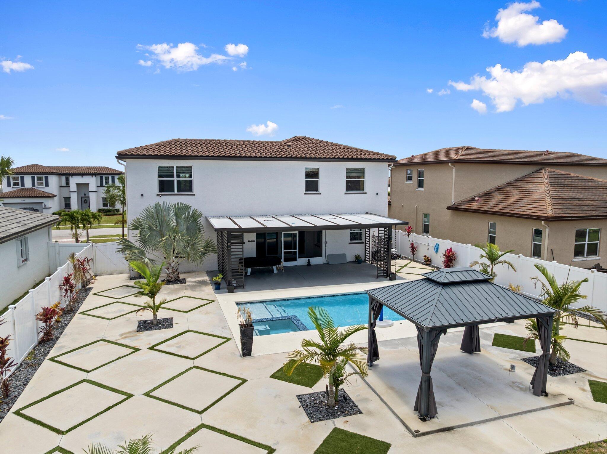 7165 NW Farnsworth Circle