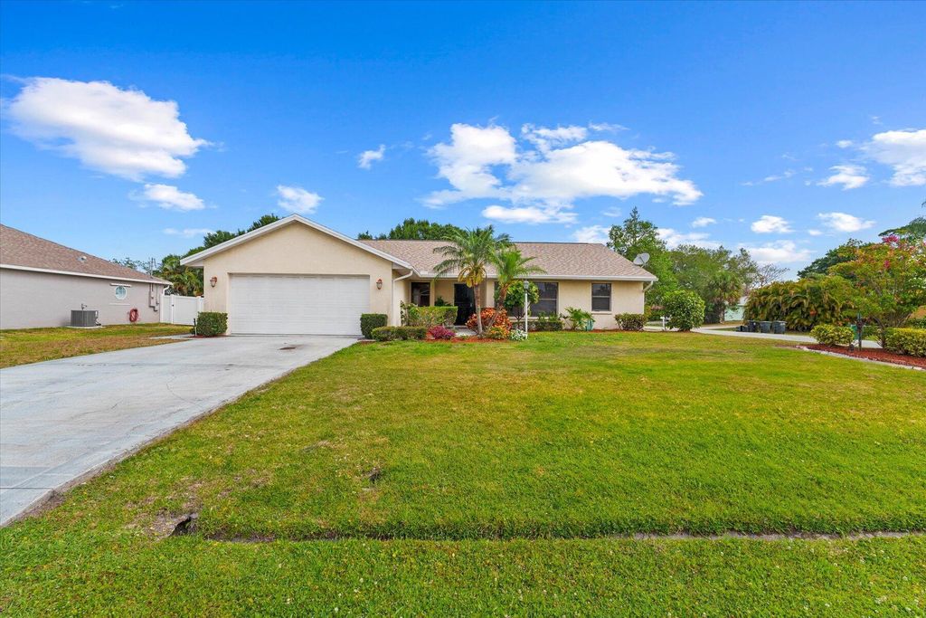 Photo of 799 SE Fallon Drive, Port Saint Lucie, FL 34983 (MLS # R10993610)