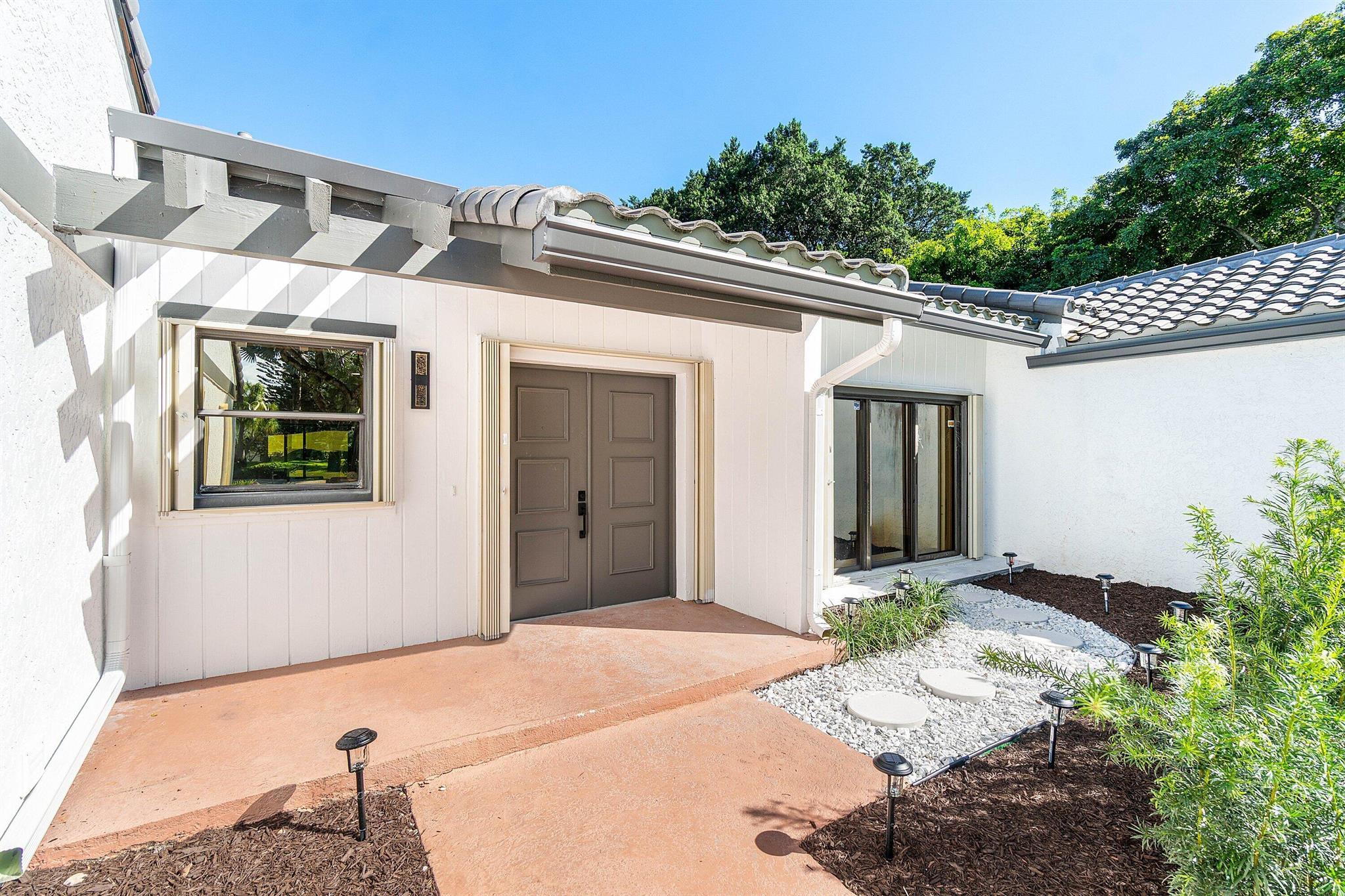 VILLAS OF HAMPSHIRE CONDO - Residential