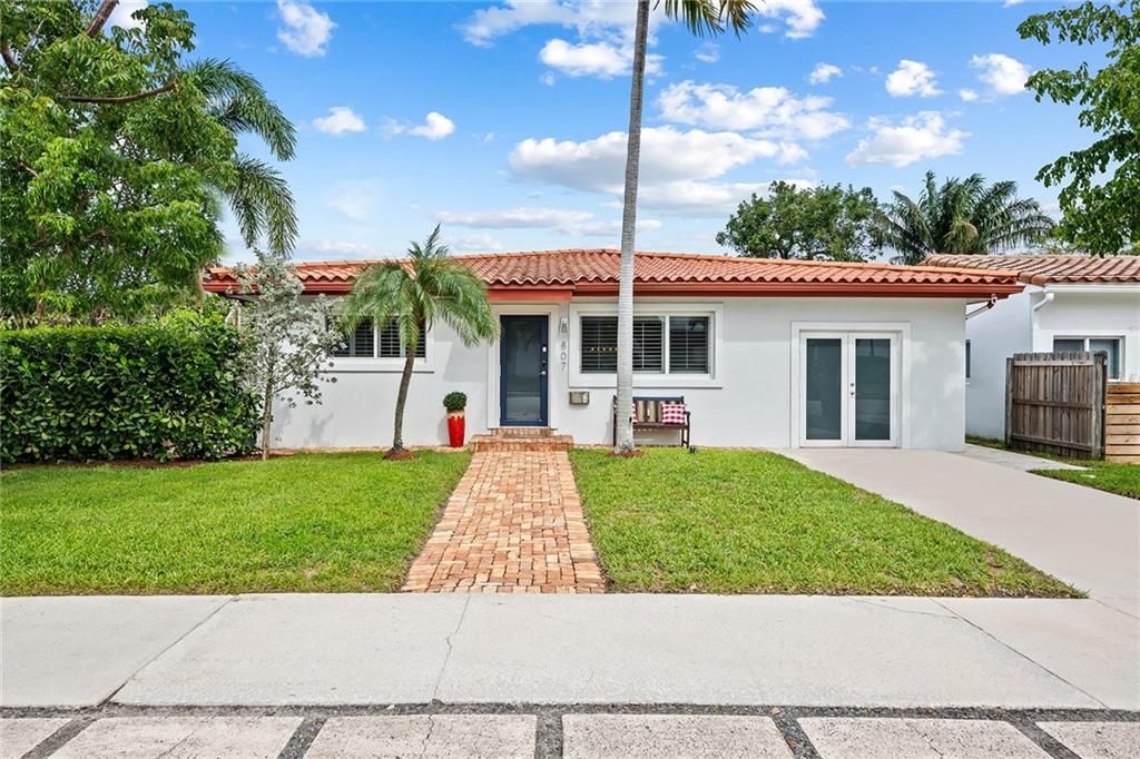 Photo of 807 SE 11th Ct, Fort Lauderdale, FL 33316 (MLS # F10353295)