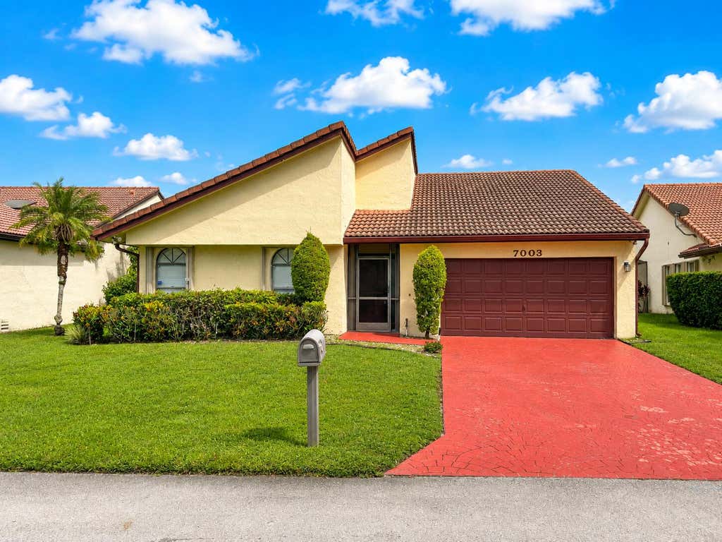 Photo of 7003 GOLF POINTE Circle, Tamarac, FL 33321 (MLS # B26059249)