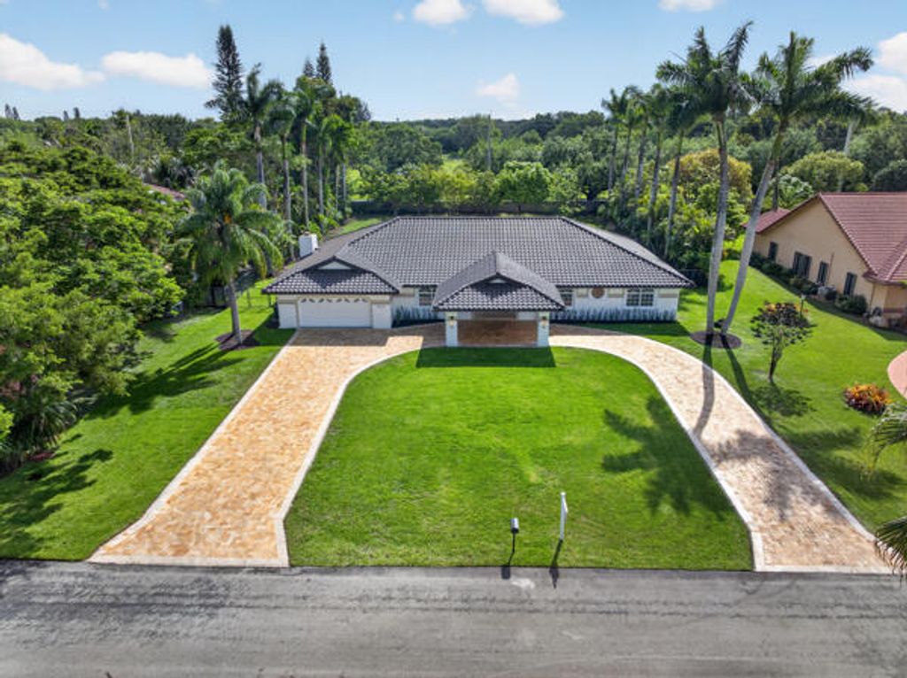 Photo of 5510 W Castlegate Avenue, Davie, FL 33331 (MLS # B26014171)