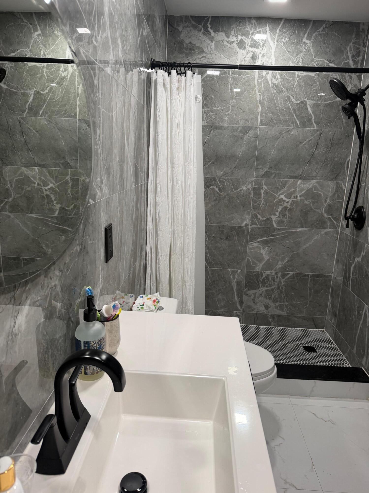 ENTRADA CONDOMINIUM I - Residential Lease