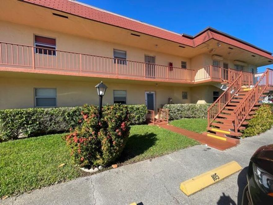 Location and bottom floor unit. walk from the front door directly to your car. No stairs.. Great location with amazing view of courtyard in the back.