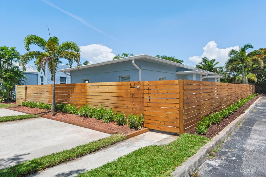 Photo of 249 Royal Court #B, Delray Beach, FL 33444 (MLS # R10996740)