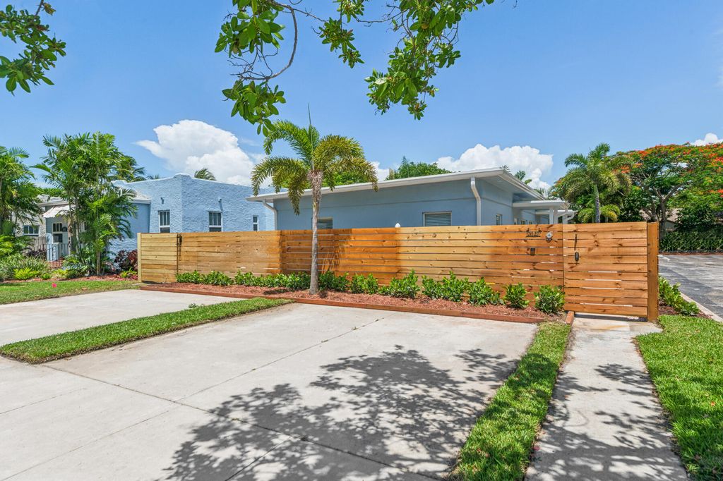 Photo of 249 Royal Court #B, Delray Beach, FL 33444 (MLS # R10996740)