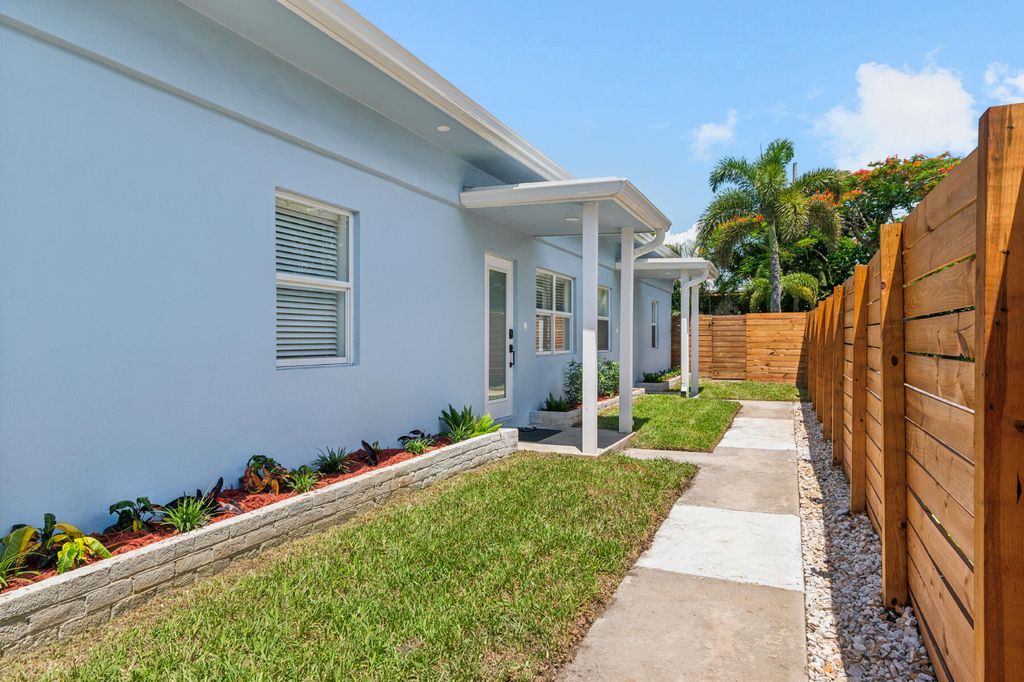 Photo of 249 Royal Court #B, Delray Beach, FL 33444 (MLS # R10996740)