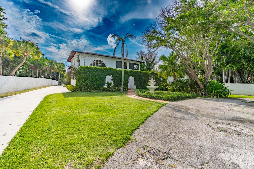 Photo of 1009 S Indian River Drive, Fort Pierce, FL 34950 (MLS # B26027257)
