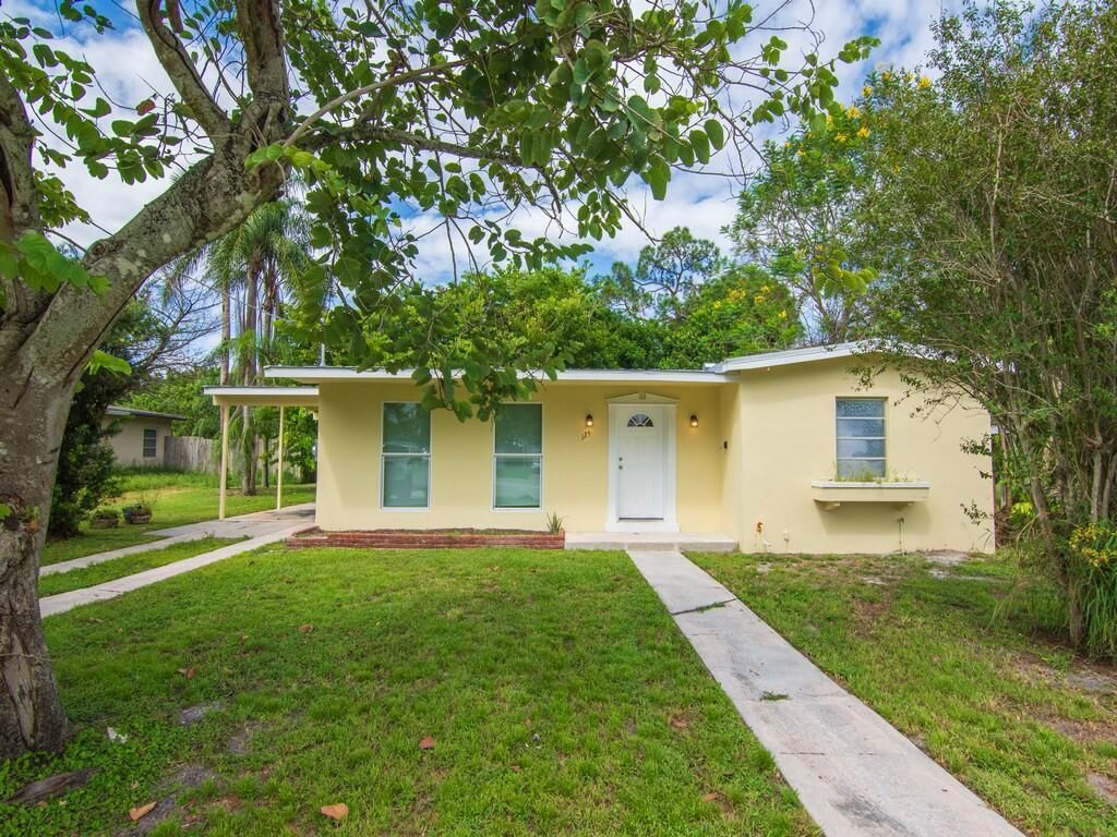 Photo of 125 NE Prima Vista Boulevard, Port Saint Lucie, FL 34983 (MLS # R11027973)