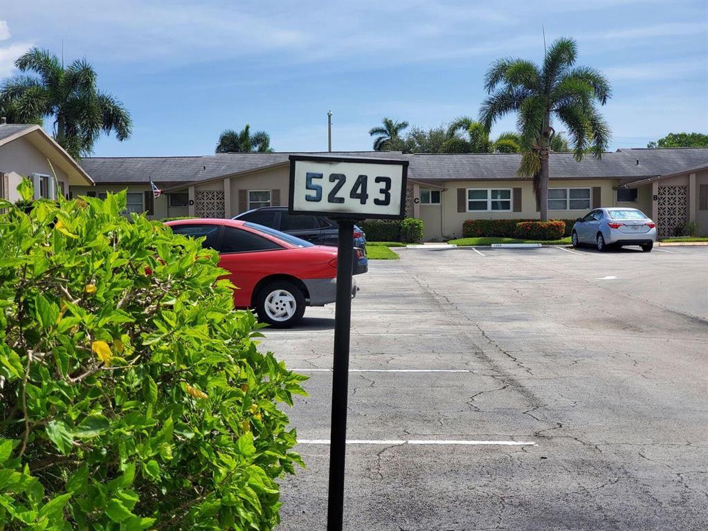 CRESTHAVEN VILLAS 10 CONDO - Residential