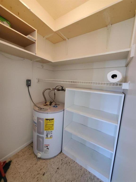 CRESTHAVEN VILLAS 10 CONDO - Residential