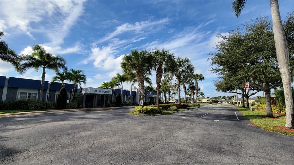 CRESTHAVEN VILLAS 10 CONDO - Residential