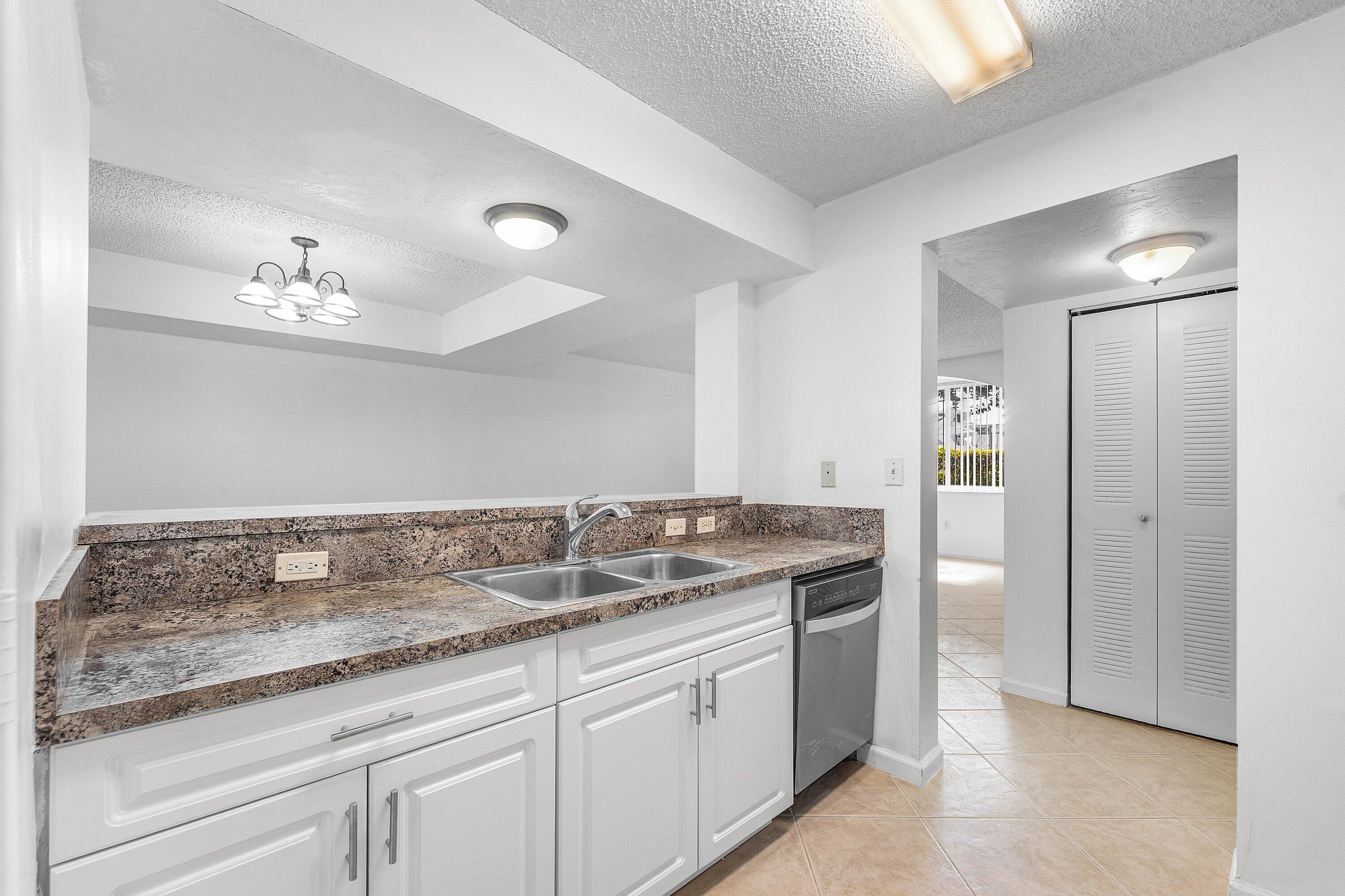 HYPOLUXOS MARINERS CAY CONDO - Residential Lease