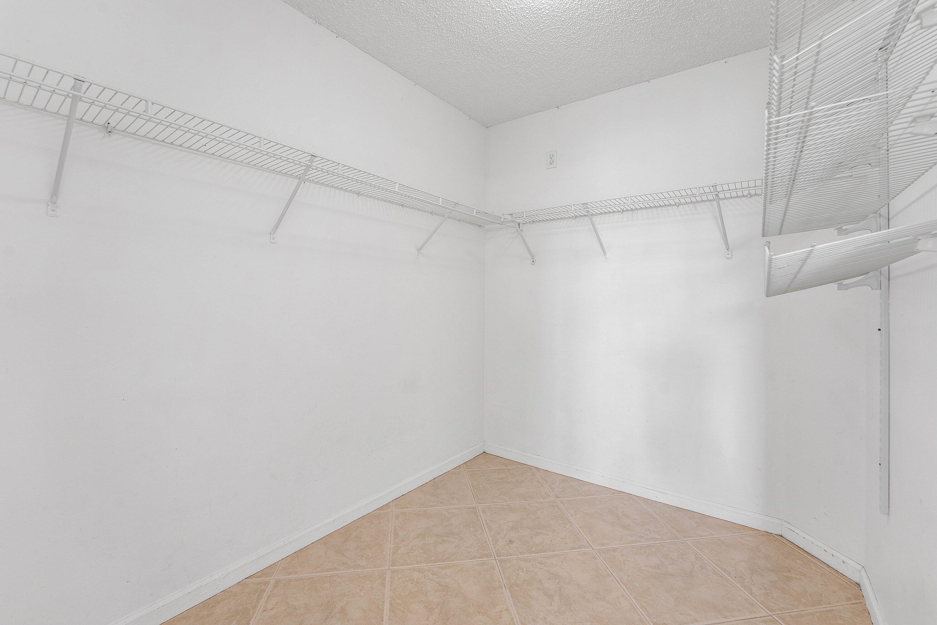 HYPOLUXOS MARINERS CAY CONDO - Residential Lease