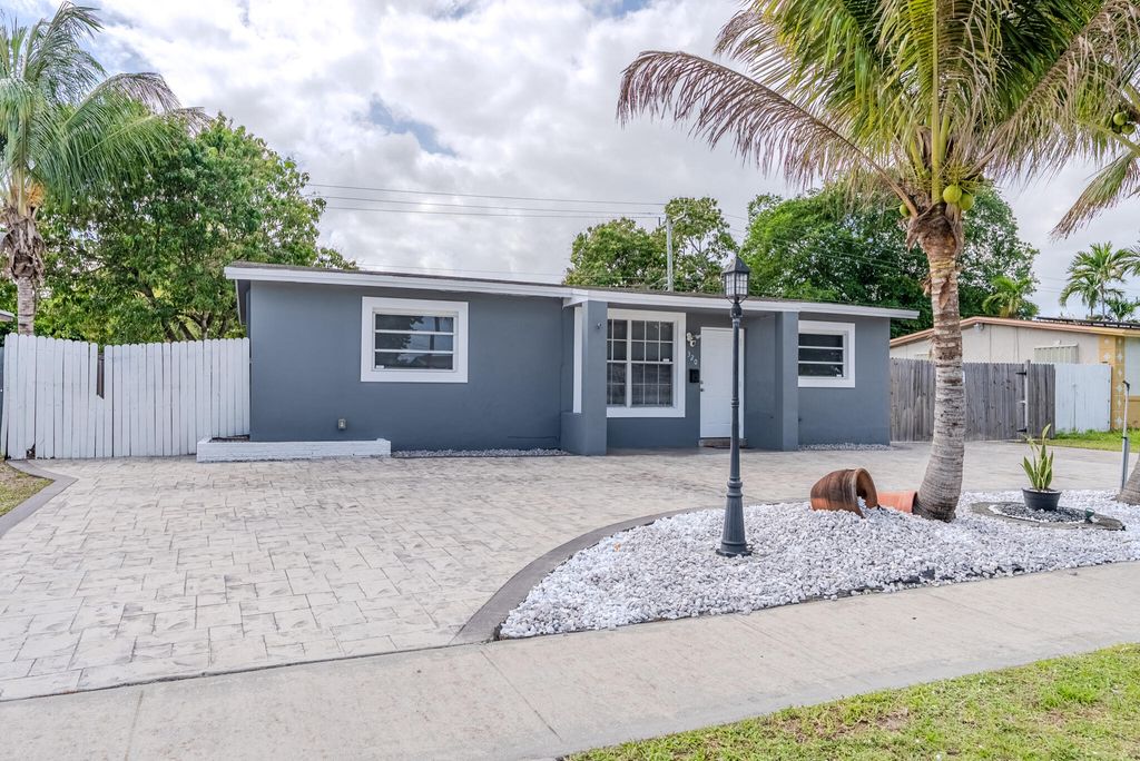 Photo of 320 N 69th Way, Hollywood, FL 33024 (MLS # B26010538)