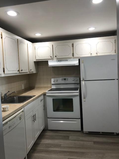 CHARMING 1-BEDROM APARTMENT IN THE CENTURY VILLAGE COMMUNITY OF BOCA RATON - OFFERING COMFORT, CONVENIENCE, AND AN ACTIVE LIFESTYLE;