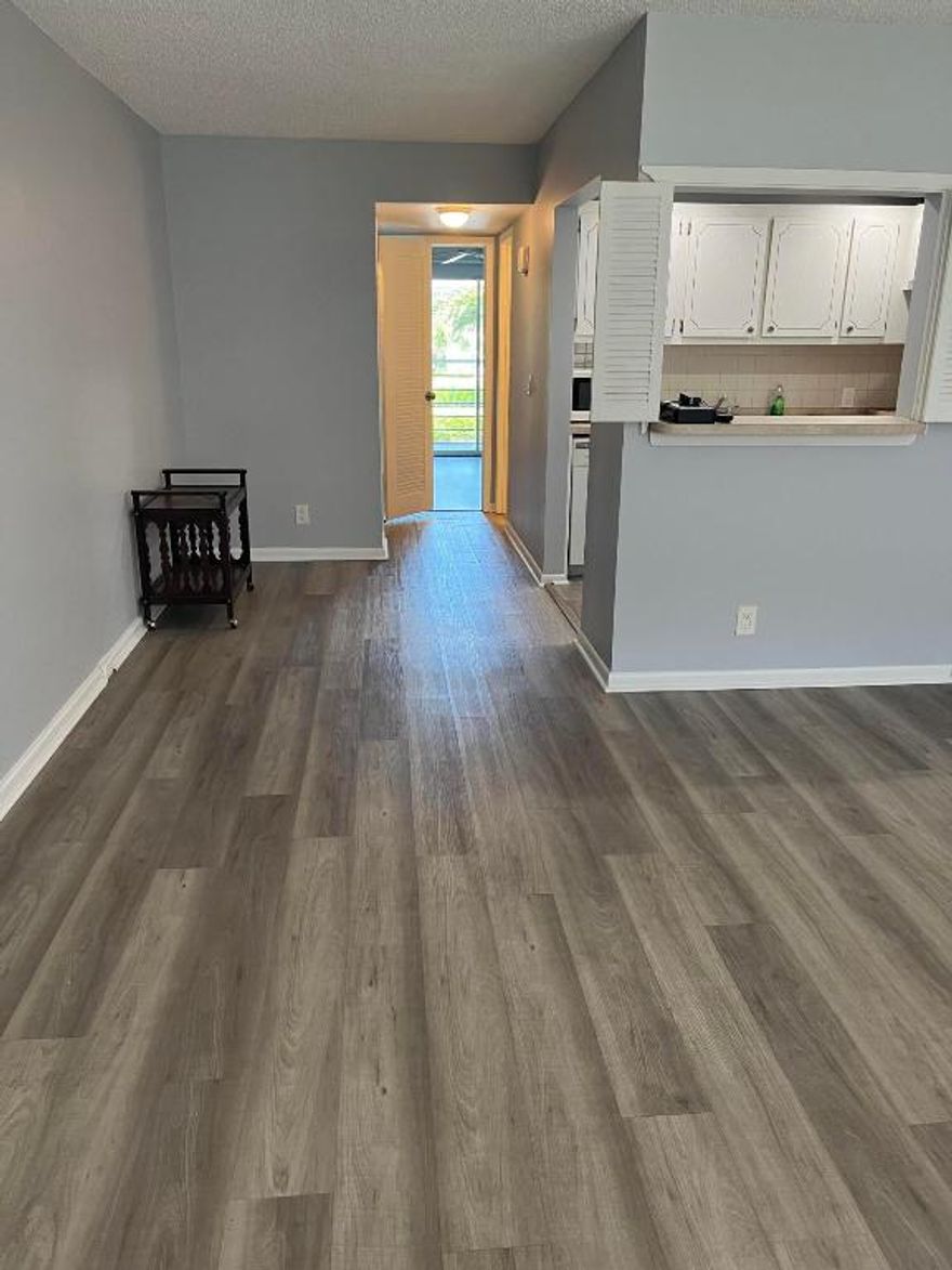 CHARMING 1-BEDROM APARTMENT IN THE CENTURY VILLAGE COMMUNITY OF BOCA RATON - OFFERING COMFORT, CONVENIENCE, AND AN ACTIVE LIFESTYLE;