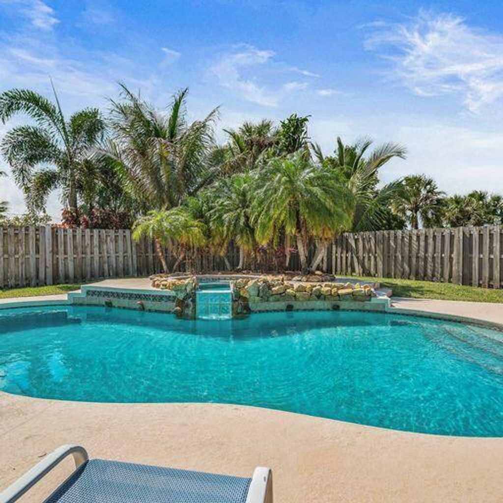 Photo of 609 Tradewinds Avenue, Fort Pierce, FL 34949 (MLS # R11006111)