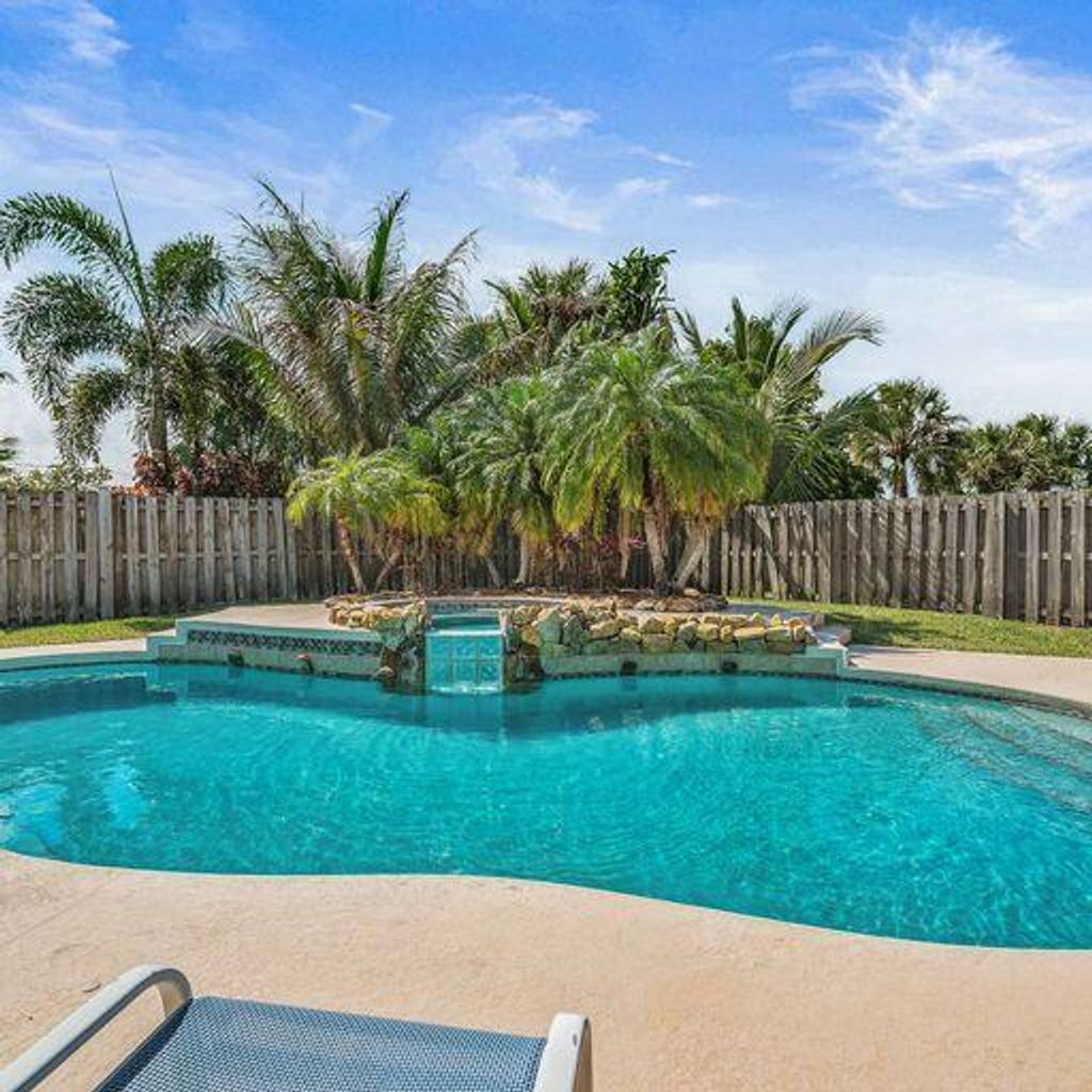 Photo of 609 Tradewinds Avenue, Fort Pierce, FL 34949 (MLS # R11006111)