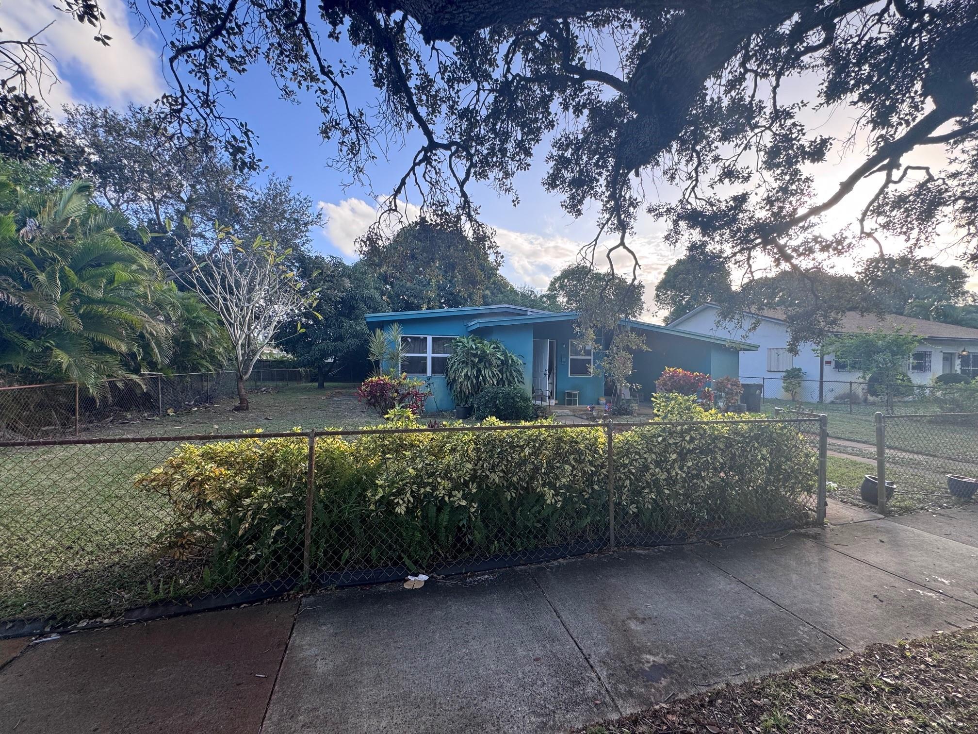 LAUDERDALE MANORS ADD - Residential