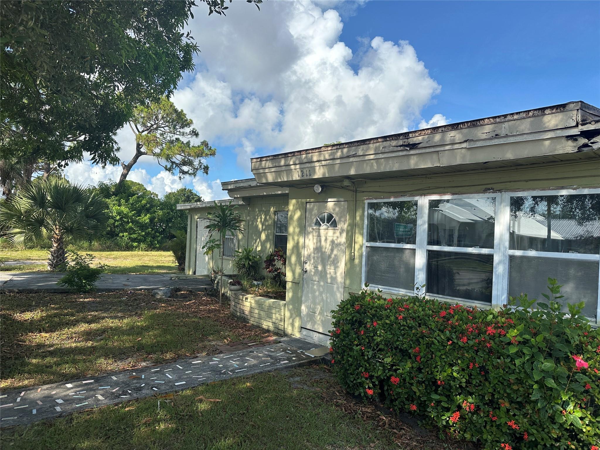 4/3 HOME IN FORT PIERCE, FLORIDA, FRESHLY PAINTED INTERIOR AND EXTERIOR, TILE THROUGHOUT, NEW KITCHEN AND BATHS. 2 SMALL PETS WELCOME WITH SIZE AND BREED RESTRICTIONS. ONE TIME PER PET FEE NON-REFUNDABLE. SEC.8 VOUCHER WELCOME. TENANT RESPONSIBLE FOR ALL UTILITIES AND MAINTAIN LAWN. MONTHLY HOUSEHOLD COMBINED INCOME MUST EQUAL 2XS THE RENT RATE. OWNER APPROVAL, CREDIT&BACKGROUND REQUIRED.