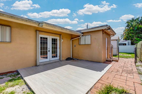 Tiny photo for 2100 N 57TH Avenue, Hollywood, FL 33021 (MLS # B26053296)