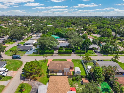 Tiny photo for 2100 N 57TH Avenue, Hollywood, FL 33021 (MLS # B26053296)