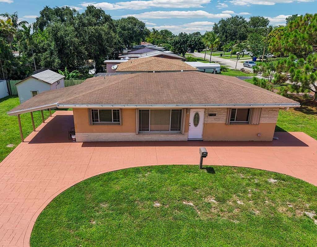 Photo of 2100 N 57TH Avenue, Hollywood, FL 33021 (MLS # B26053296)