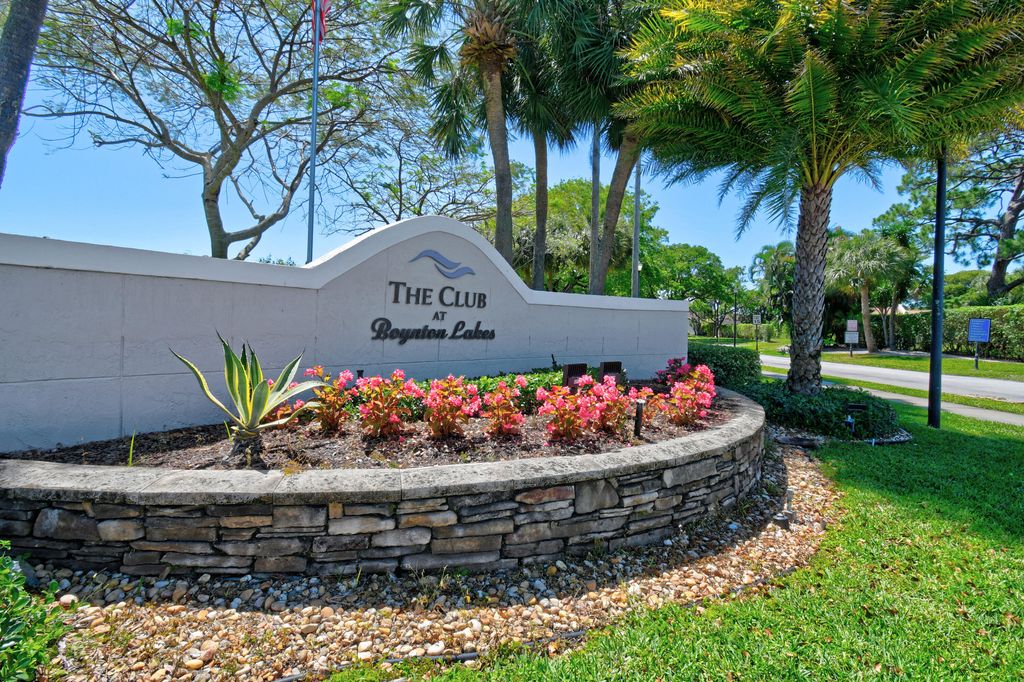 Photo of 4 Knightsbridge Lane, Boynton Beach, FL 33426 (MLS # B26022005)