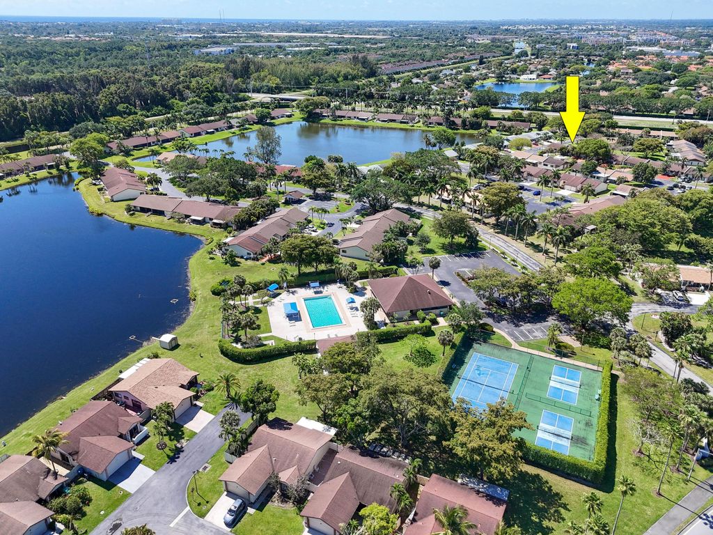 Photo of 4 Knightsbridge Lane, Boynton Beach, FL 33426 (MLS # B26022005)