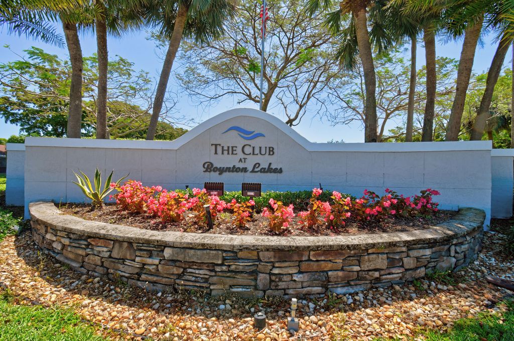 Photo of 4 Knightsbridge Lane, Boynton Beach, FL 33426 (MLS # B26022005)