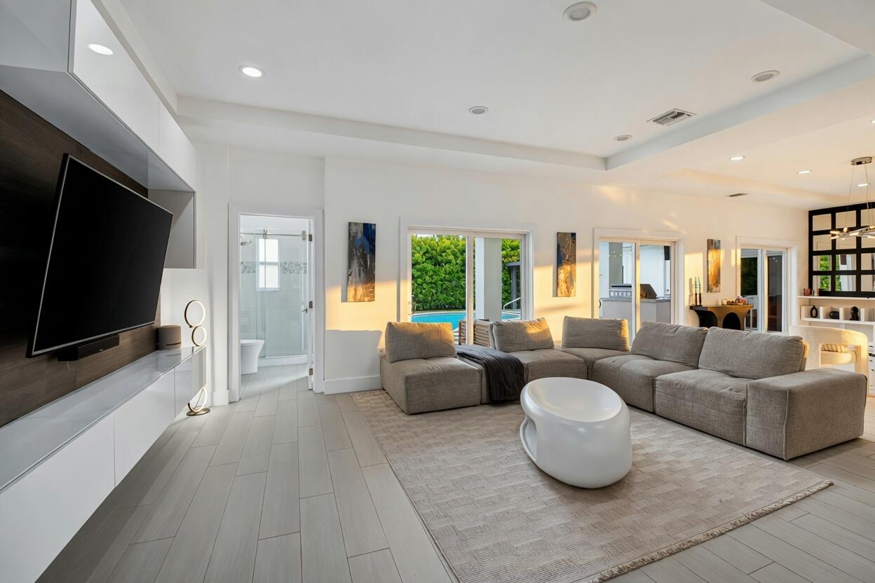 LAKE FLORESTA PARK - Residential