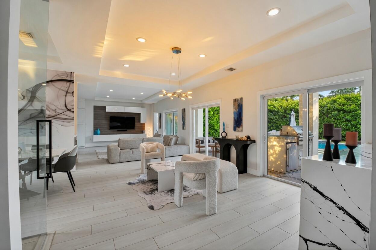 LAKE FLORESTA PARK - Residential