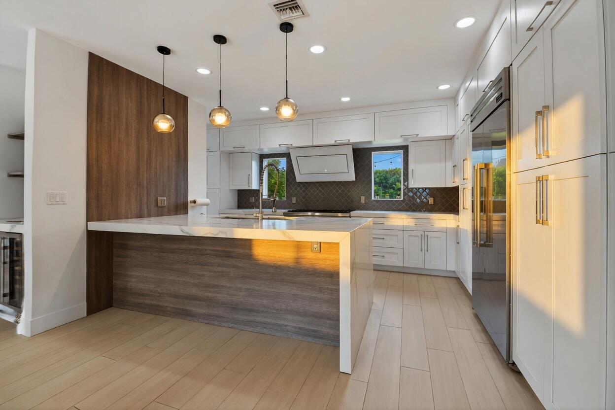 LAKE FLORESTA PARK - Residential