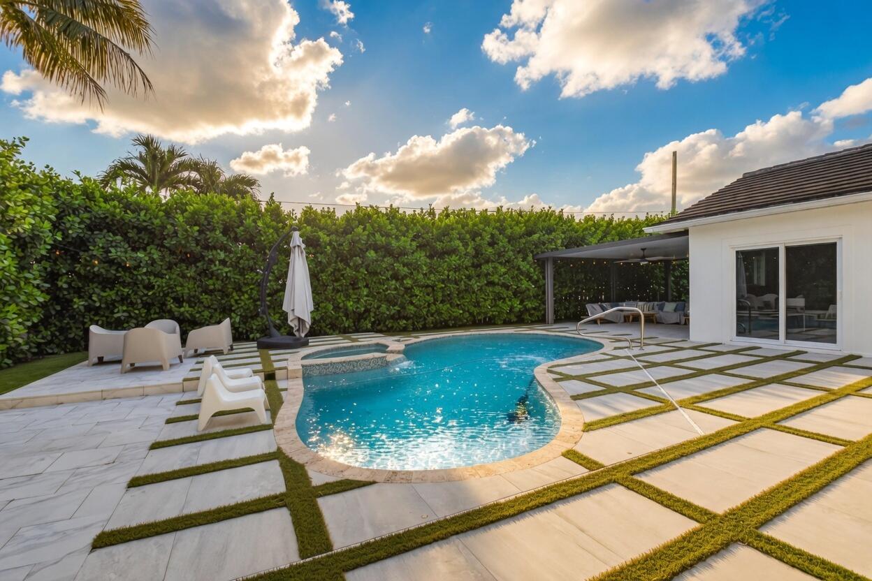 LAKE FLORESTA PARK - Residential