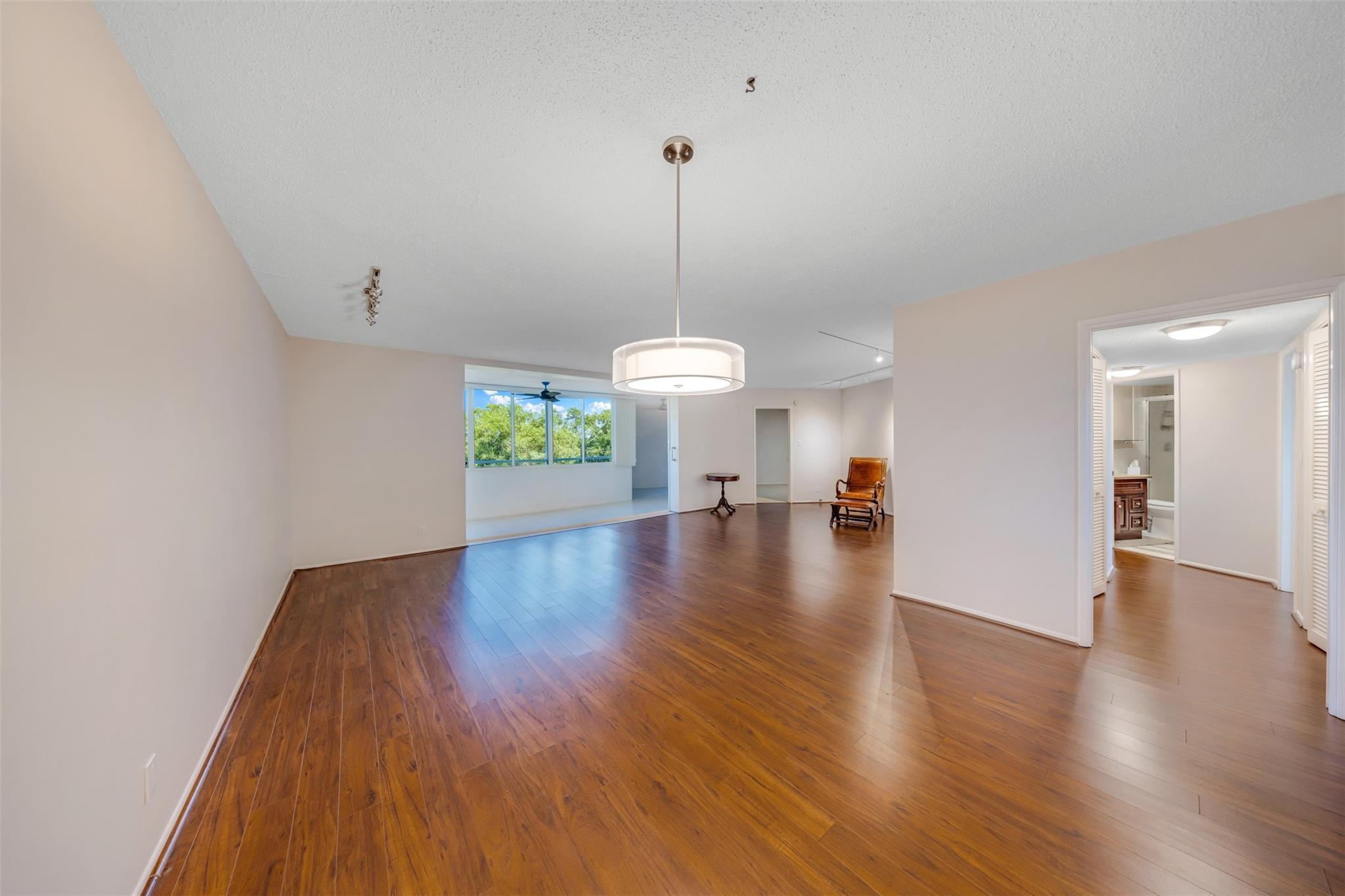 This spacious King model apartment features 2 bedrooms and 2 bathrooms, plus a versatile bonus area perfect for a home office. Offered at an unbeatable price, this unit stands out as one of the best values in the area. Located in the highly desirable Palm Aire community in Pompano Beach, you’ll enjoy a peaceful environment surrounded by green spaces and golf courses, all within a well-maintained and secure setting.
Just minutes from the beach, with easy access to I-95 and the Turnpike, this location offers convenience and lifestyle in one. Please note: The association requires a minimum credit score of 720 for applicants.
Don't miss this chance to live in comfort, style, and one of the best areas of Pompano Beach!