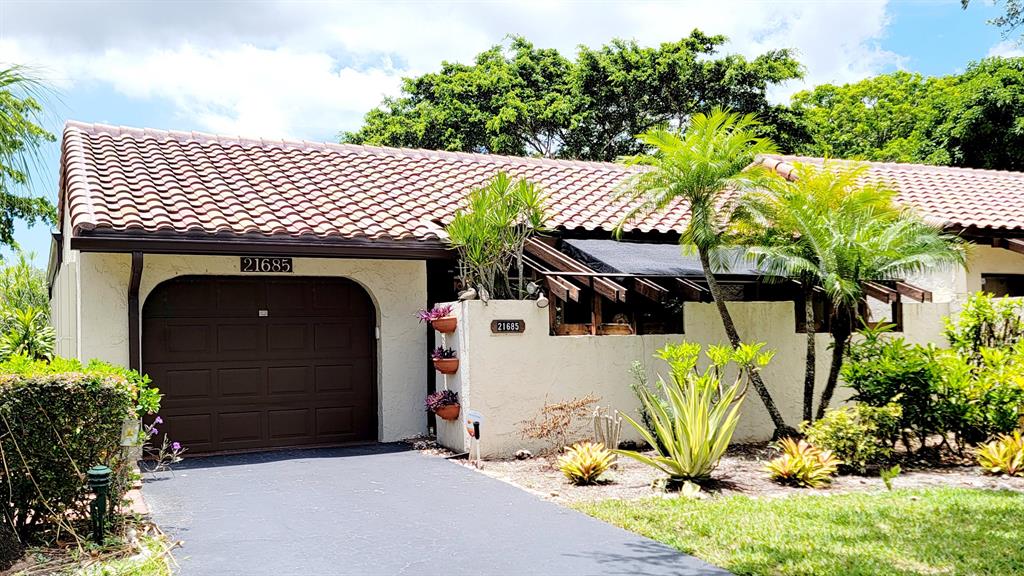 Lovely 55+ community fully furnished villa for Seasonal Rent. Just show up with your personal belongings and enjoy the home and its view. If you enjoy golf, you may visit the club house and sign up at your own expenses and get the rust of your clubs.The community is located minutes from the highways, shopping, restaurants, and the beach.