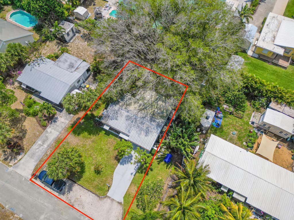 Photo of 2556 NE Letitia Street, Jensen Beach, FL 34957 (MLS # R10977412)